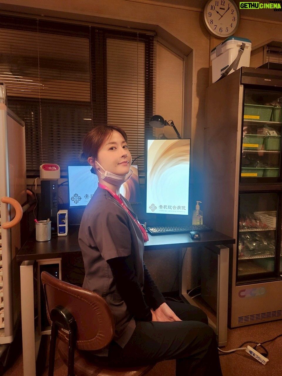 Wakana Matsumoto - 107.9K Likes - .

.

.

Dr.アシュラをご覧いただきましてありがとうございました！

クランクインのときは寒く震えながら1話のトンネルのシーンの撮影で、全11話を思い返しても一番過酷な2日間でした笑
その修羅場を初日にみんなで乗り越えたからこそ一体感を持って臨めたんだと思います。

医療ドラマなので準備や調べ物、手術シーン当日はすごく大変で、片付け翌日の準備の繰り返しの日々に追われながら奮闘されていたスタッフのみなさん、他多くのスタッフさんに最高の環境を整えていただき、あの場に立たせていただきました。

監修に入ってくださった先生や医療チームのみなさんには撮影上の都合でたくさん無理を言いましたがリアルとドラマの絶妙なラインを探っていただき朱羅の神技を作り上げていただきました。

監督は休む間もなく台本や編集作業と向き合い、撮影が始まると役者と向き合い、良い作品にするための表現への強い気持ちは演じる側の気持ちをとても高めていただきました。

キャストのみなさんとは撮影の合間では ワイワイ大笑いして、撮影が始まるとみんな切り替えて集中して取り組むというバランスがとても心地よく、安心して撮影に臨めました。

原作のこしのりょう先生の優しさと柔らかい笑顔に現場でとても癒されました。
朱羅を生み出され、それを私が演じさせていただけた奇跡がとても感慨深いです。

imaseさんの主題歌”名前のない日々”素敵なサビがあるにも関わらず、静寂な冒頭と最後の大サビのメロディが実は同じで表現の幅に刺激をいただきましたし、いつもドラマの終盤でなくてはならない作品の一部でした。

携わったみなさま誰1人かけてはいけなかったし、感謝と尊敬の気持ちでいっぱいです。
本当にありがとうございました！

そして最後までご覧いただきましたみなさま、応援してくださったみなさま、本当にありがとうございました！

朱羅たちは今日もたくさんの命と向き合い救っていることを想像して、この素晴らしい3ヶ月間を本当にありがとうございました！！！