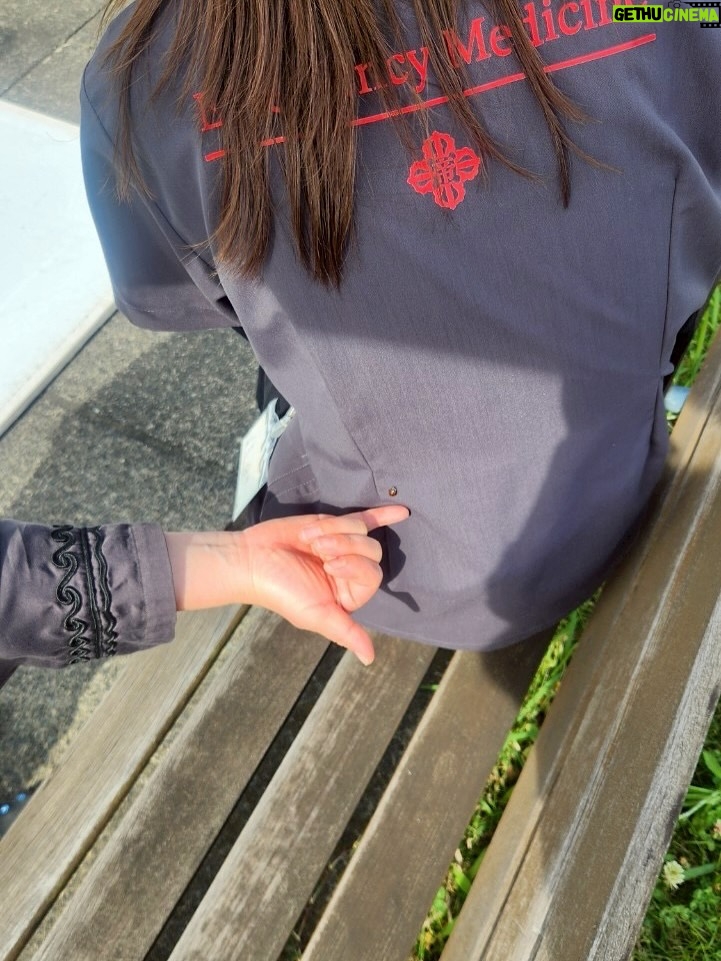 Wakana Matsumoto - 107.9K Likes - .

.

.

Dr.アシュラをご覧いただきましてありがとうございました！

クランクインのときは寒く震えながら1話のトンネルのシーンの撮影で、全11話を思い返しても一番過酷な2日間でした笑
その修羅場を初日にみんなで乗り越えたからこそ一体感を持って臨めたんだと思います。

医療ドラマなので準備や調べ物、手術シーン当日はすごく大変で、片付け翌日の準備の繰り返しの日々に追われながら奮闘されていたスタッフのみなさん、他多くのスタッフさんに最高の環境を整えていただき、あの場に立たせていただきました。

監修に入ってくださった先生や医療チームのみなさんには撮影上の都合でたくさん無理を言いましたがリアルとドラマの絶妙なラインを探っていただき朱羅の神技を作り上げていただきました。

監督は休む間もなく台本や編集作業と向き合い、撮影が始まると役者と向き合い、良い作品にするための表現への強い気持ちは演じる側の気持ちをとても高めていただきました。

キャストのみなさんとは撮影の合間では ワイワイ大笑いして、撮影が始まるとみんな切り替えて集中して取り組むというバランスがとても心地よく、安心して撮影に臨めました。

原作のこしのりょう先生の優しさと柔らかい笑顔に現場でとても癒されました。
朱羅を生み出され、それを私が演じさせていただけた奇跡がとても感慨深いです。

imaseさんの主題歌”名前のない日々”素敵なサビがあるにも関わらず、静寂な冒頭と最後の大サビのメロディが実は同じで表現の幅に刺激をいただきましたし、いつもドラマの終盤でなくてはならない作品の一部でした。

携わったみなさま誰1人かけてはいけなかったし、感謝と尊敬の気持ちでいっぱいです。
本当にありがとうございました！

そして最後までご覧いただきましたみなさま、応援してくださったみなさま、本当にありがとうございました！

朱羅たちは今日もたくさんの命と向き合い救っていることを想像して、この素晴らしい3ヶ月間を本当にありがとうございました！！！