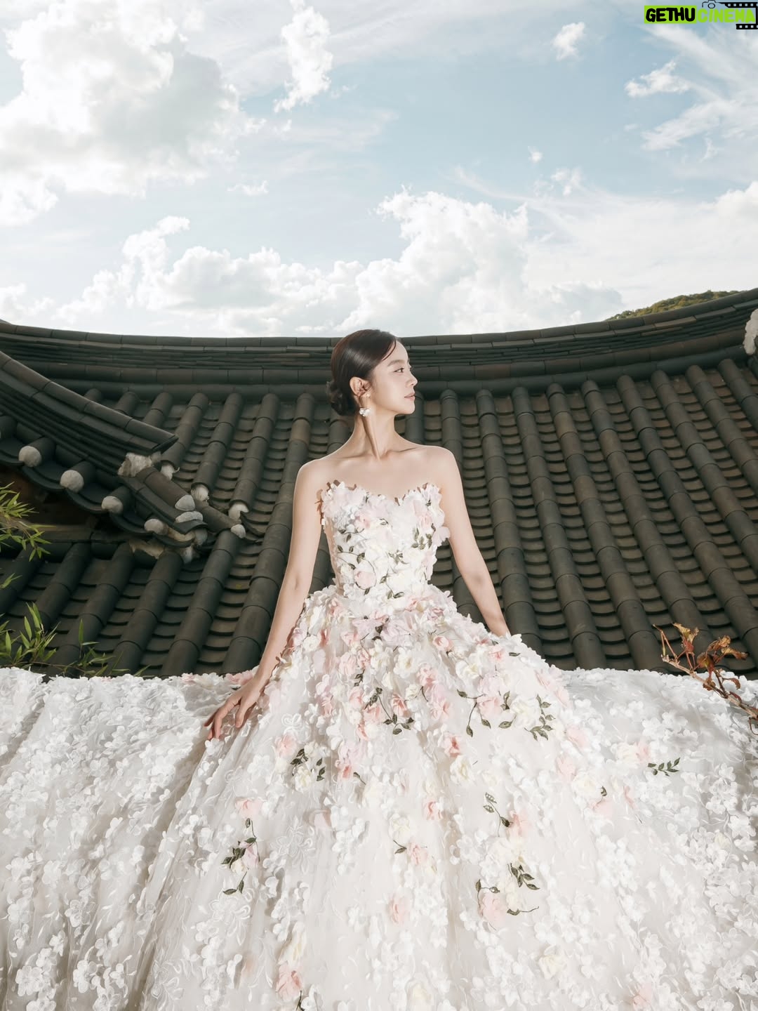 Woo Hye-rim - 8.9K Likes - 조금 일찍 찍은 시안이의 돌스냅.
시우 때는 한옥에서 한복
이번엔 조금 다르게 하고 싶어서
한옥   드레스로 선택했다.
살짝 리마인드 웨딩 느낌도 나고ㅎㅎ
벌써 둘째 돌이라니
시간이 참 빠르다 🥹

성북동 @seongbuk_songjae
스타일리스트 @jang404142
메이크업 @artisi_komiyoung
헤어 @artisi_gahee
사진 @david_gallery
영상 @chang_videography
드레스 @rosasposadress
쥬얼리 @nania_jewelry 
돌상 @preciousday_party_official
남편 @shinmincheol
아들 @shin_siwoo
아이폰 #릴리밸리
헬퍼 #성진이모

#돌스냅