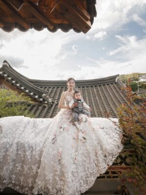 Woo Hye-rim Instagram - 조금 일찍 찍은 시안이의 돌스냅.
시우 때는 한옥에서 한복
이번엔 조금 다르게 하고 싶어서
한옥   드레스로 선택했다.
살짝 리마인드 웨딩 느낌도 나고ㅎㅎ
벌써 둘째 돌이라니
시간이 참 빠르다 🥹

성북동 @seongbuk_songjae
스타일리스트 @jang404142
메이크업 @artisi_komiyoung
헤어 @artisi_gahee
사진 @david_gallery
영상 @chang_videography
드레스 @rosasposadress
쥬얼리 @nania_jewelry 
돌상 @preciousday_party_official
남편 @shinmincheol
아들 @shin_siwoo
아이폰 #릴리밸리
헬퍼 #성진이모

#돌스냅