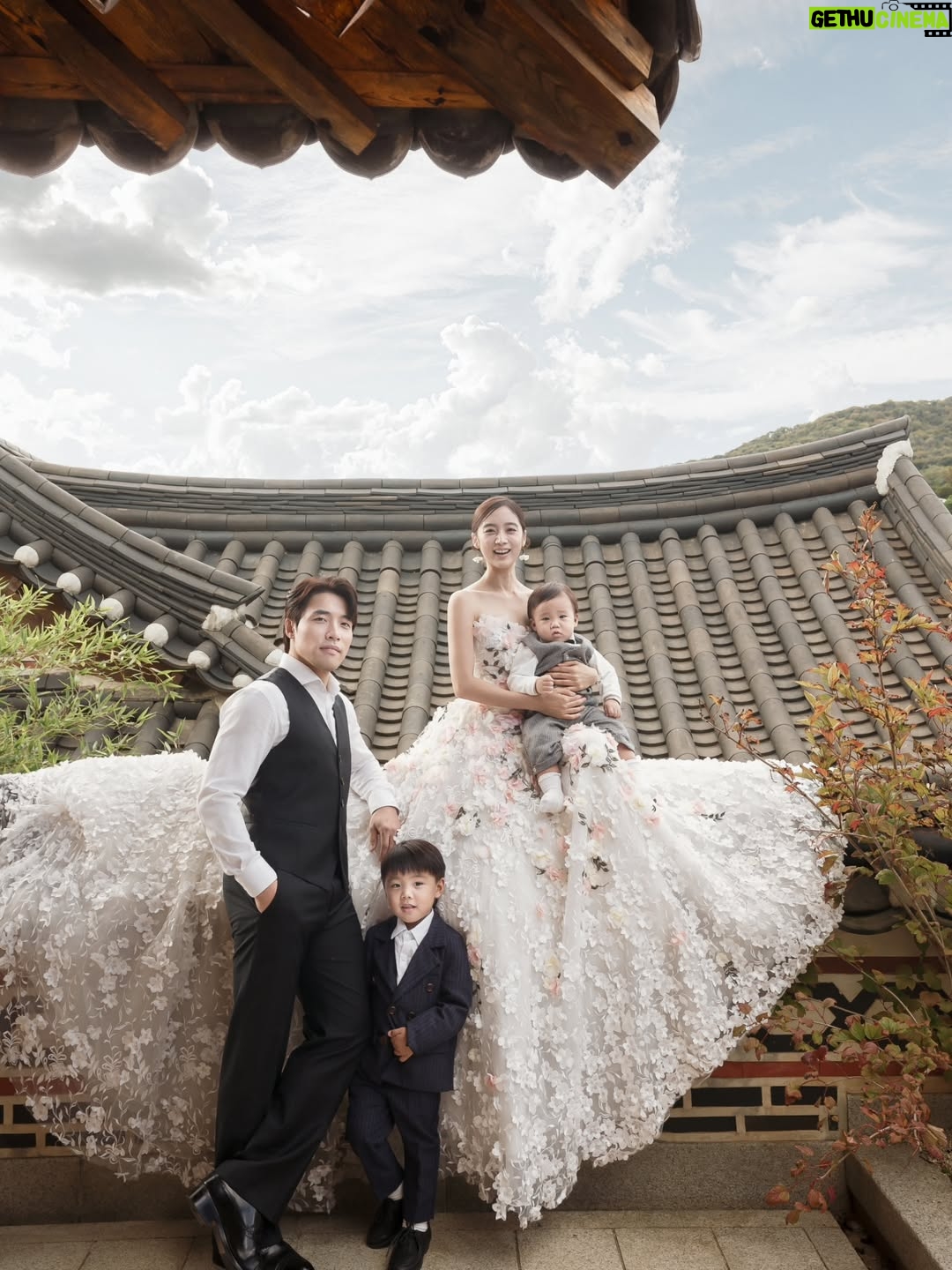 Woo Hye-rim - 8.9K Likes - 조금 일찍 찍은 시안이의 돌스냅.
시우 때는 한옥에서 한복
이번엔 조금 다르게 하고 싶어서
한옥   드레스로 선택했다.
살짝 리마인드 웨딩 느낌도 나고ㅎㅎ
벌써 둘째 돌이라니
시간이 참 빠르다 🥹

성북동 @seongbuk_songjae
스타일리스트 @jang404142
메이크업 @artisi_komiyoung
헤어 @artisi_gahee
사진 @david_gallery
영상 @chang_videography
드레스 @rosasposadress
쥬얼리 @nania_jewelry 
돌상 @preciousday_party_official
남편 @shinmincheol
아들 @shin_siwoo
아이폰 #릴리밸리
헬퍼 #성진이모

#돌스냅