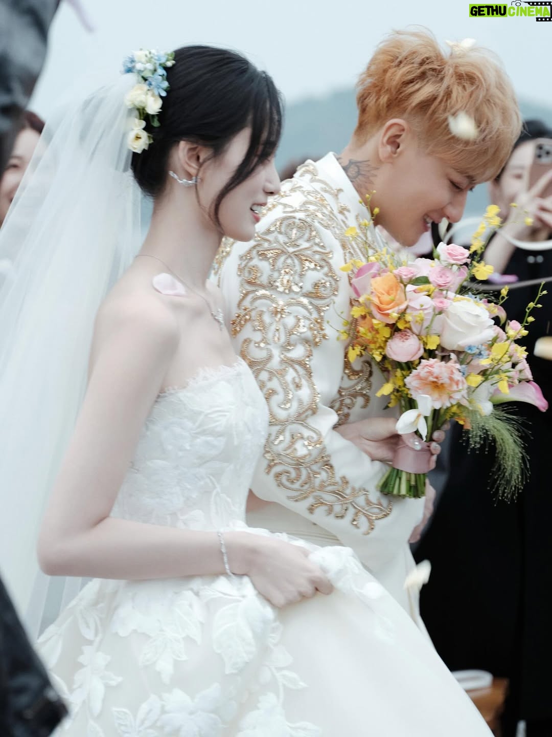 Xu Yiyang - 849.1K Likes - 梦中的婚礼💍
We’re married ❤️