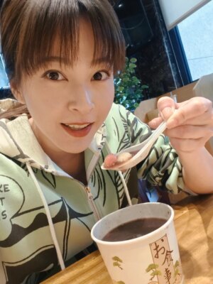 Yan-Pei Su Instagram - #冬至 出外景有冷喔！
謝謝劇組送上應景暖暖的甜湯圓~
願和平、安定。❤️‍🩹