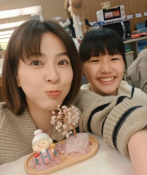 Yan-Pei Su Instagram - 謝謝戲裡寶貝女兒的祝福💗。

也祝福寶貝：妳的未來更好、懂事後也懂的如何在複雜的環境裡保有現在單純的自己、做自己的光，記得妳一定是個背著翅膀的天使，值得人愛、大家也愛妳。

妳這樣的笑容，太迷人了！
值得留一篇紀念🩷

#好運來 #蕭晴曦 #江玉婷 （小麻吉 ）@carlie1030831