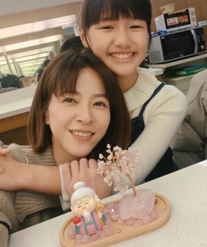 Yan-Pei Su Instagram - 謝謝戲裡寶貝女兒的祝福💗。

也祝福寶貝：妳的未來更好、懂事後也懂的如何在複雜的環境裡保有現在單純的自己、做自己的光，記得妳一定是個背著翅膀的天使，值得人愛、大家也愛妳。

妳這樣的笑容，太迷人了！
值得留一篇紀念🩷

#好運來 #蕭晴曦 #江玉婷 （小麻吉 ）@carlie1030831