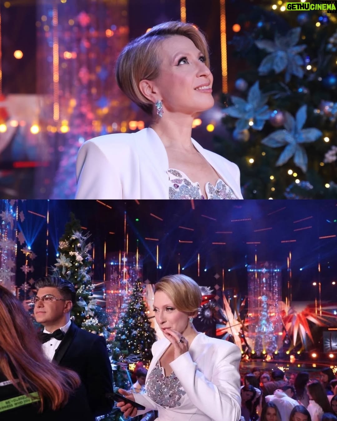Yana Churikova - 1.2K Likes - 🎄Не могу определиться, с кем я в эту ночь – с Цискаридзе или с Пельшем)

Объявлены ведущие «Новогодней ночи на Первом». Ими стали лица флагманских проектов канала – Максим Аверин, Юлия Барановская, Екатерина Березовская и Константин Панюшкин, Юлианна Караулова, Валдис Пельш, Николай Цискаридзе и Яна Чурикова.

Ну что, зажжем бенгальские огни?) Как вам такая компания?

P.S. между нами 😜 По артистам тоже всё отличненько. Есть инсайд, неофициальный, конечно, что одна артистка, главная героиня этого года, обиделась на кое-какой другой канал, и будет принципиально блистать на Первом.

Фото: Юрий Феклистов
Костюм: Женя Арон и Diverse Atelier
Украшения: Parure Atelier