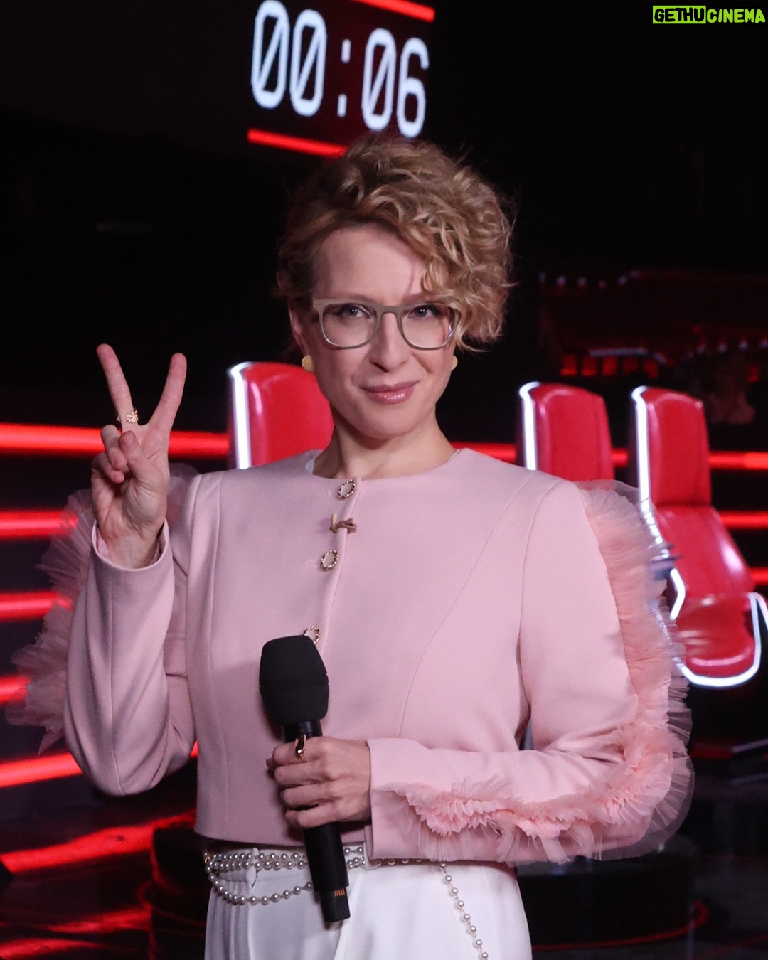 Yana Churikova - 1.8K Likes - Я в шоке от некоторых комментариев. Спасибо модераторам группы «Голос.Дети», они убирают прямые оскорбления и негативные реплики в адрес участников, например, оценки их внешности. 🤬 Так эти ж комментаторы и ко мне пролезают. 

Сам факт, что такое пишут ВЗРОСЛЫЕ ЛЮДИ в адрес ДЕТЕЙ, конечно , просто убивает. 

Дети, вы ведь, когда вырастете, такими точно не будете. Вы знаете, как это – творить, бороться, извлекать уроки, идти дальше. Работать над собой всегда сложнее, чем строчить негатив. 

Оставлю здесь наши с вами эмоции от сезона и поздравляю всех участников! Вы были великолепны, и сезон получился просто суперкрутой!
