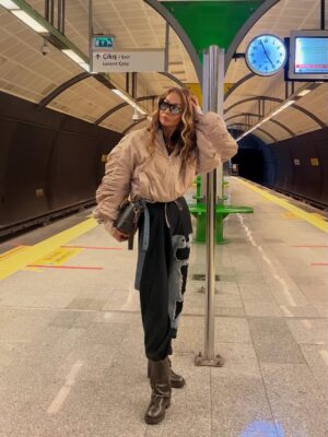 Yasemin Öztürk Instagram - #mutlugünler🎈#nofilter📸 #neyseo👀#metrogünleri🚉 #İstanbul⭐️ #hoşgeldiniz 🤩✨💫⭐️🍀🤍🌹🙏