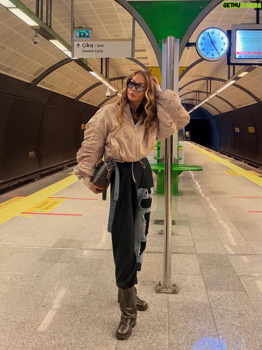 Yasemin Öztürk - 3 Likes - #mutlugünler🎈#nofilter📸 #neyseo👀#metrogünleri🚉 #İstanbul⭐️ #hoşgeldiniz 🤩✨💫⭐️🍀🤍🌹🙏