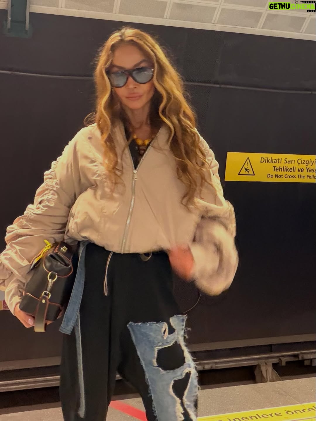 Yasemin Öztürk - 3 Likes - #mutlugünler🎈#nofilter📸 #neyseo👀#metrogünleri🚉 #İstanbul⭐️ #hoşgeldiniz 🤩✨💫⭐️🍀🤍🌹🙏