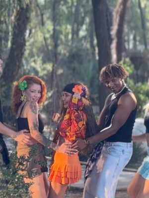 Yonca Evcimik Instagram - Biraz Lambada biraz esmer Yonca 🍀 Bu renk saç yap diyenler çok. Bazen aklıma yatmıyor değil 🤭