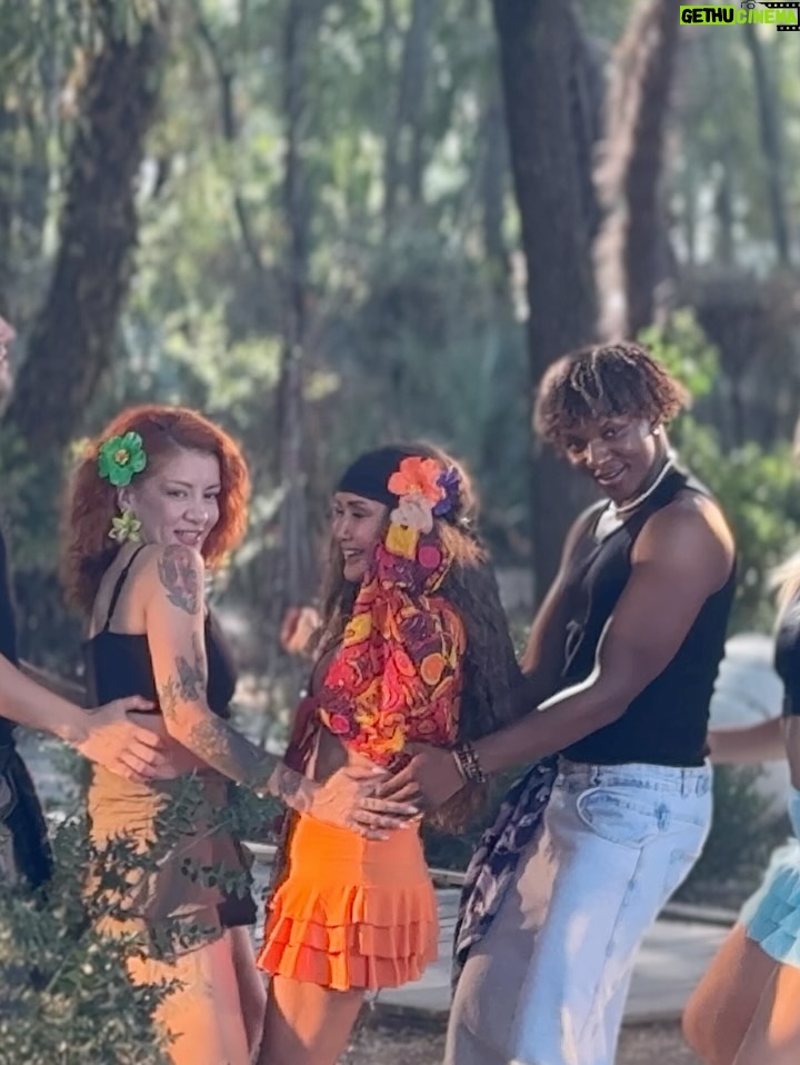 Yonca Evcimik - 2.4K Likes - Biraz Lambada biraz esmer Yonca 🍀 Bu renk saç yap diyenler çok. Bazen aklıma yatmıyor değil 🤭