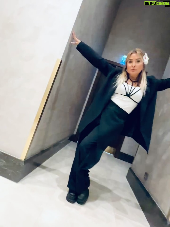 Yonca Evcimik - 2.1K Likes - Dün geceden Antalya sahne öncesi 🍀