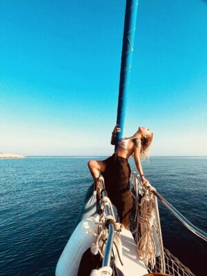 Yonca Evcimik Instagram - Yeni şarkım Lambada ile 4 mevsim yaz yaşatacağımı söylemiştim 😉 İşte dünden kareler 🍀 Lambada şarkısının yavaş yavaş dillere dolaştığını görüyorum. O zaman Lambada lambadaaaa 💃 #lambada #yoncaevcimik