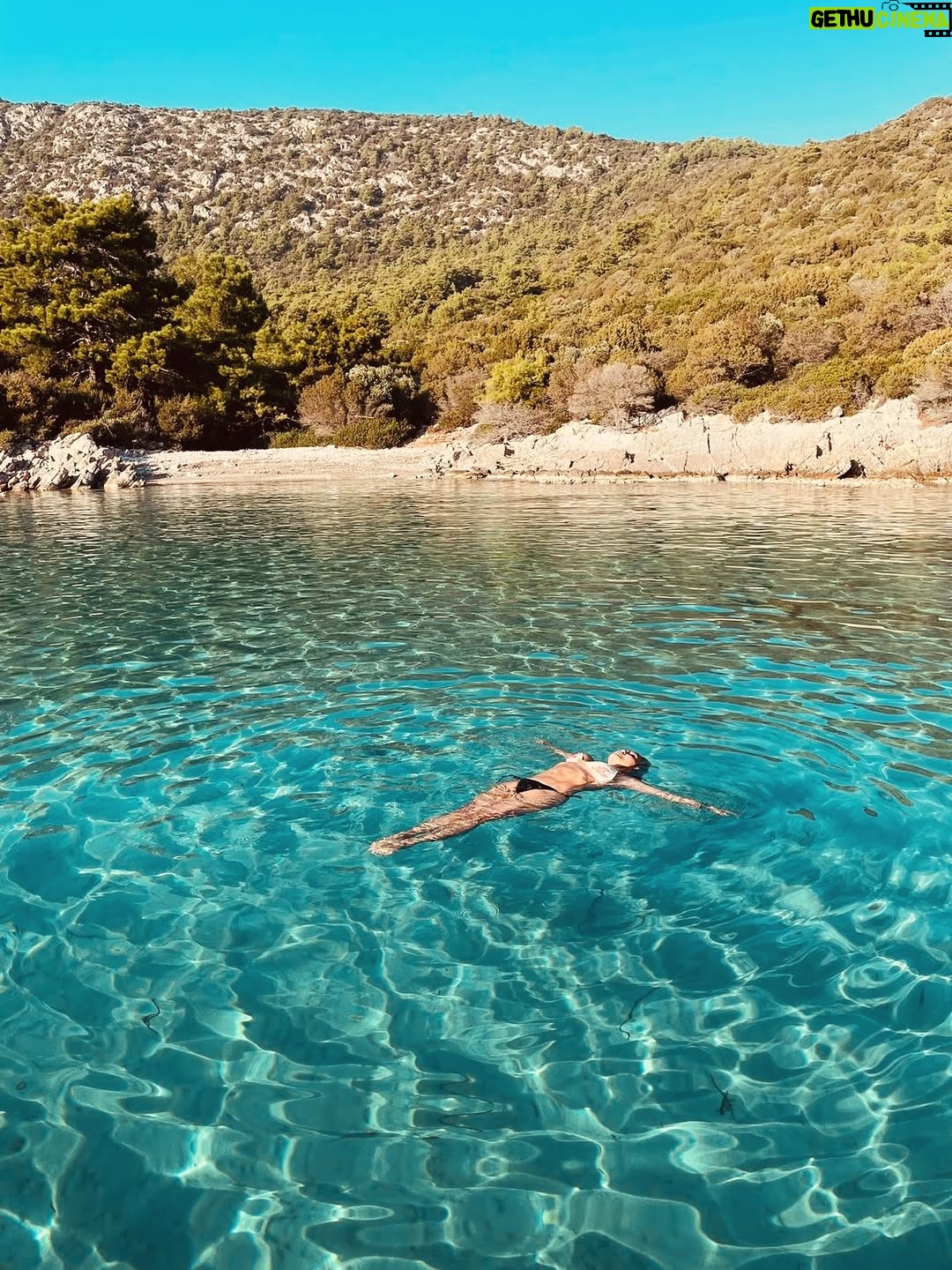 Yonca Evcimik - 8.7K Likes - Yeni şarkım Lambada ile 4 mevsim yaz yaşatacağımı söylemiştim 😉 İşte dünden kareler 🍀 Lambada şarkısının yavaş yavaş dillere dolaştığını görüyorum. O zaman Lambada lambadaaaa 💃 #lambada #yoncaevcimik