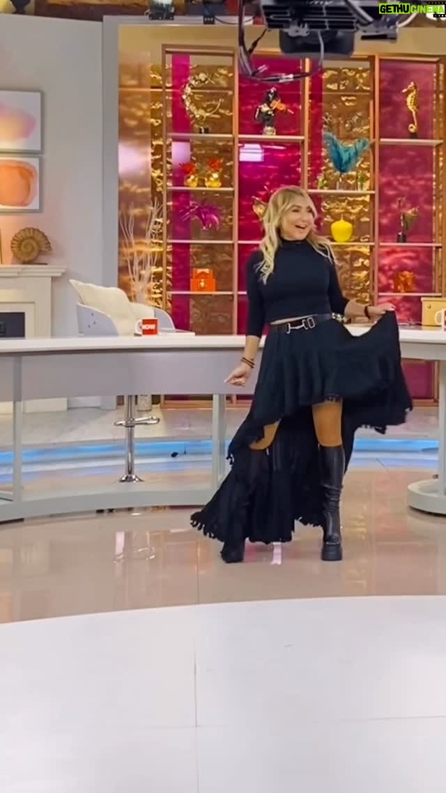 Yonca Evcimik - 3.3K Likes - Sevgili @caglasikel ve güzel ekibi ile cuma günü lambada şarkımızı hem söyledik hem de dans ettik. ❤️ Bu arada yayında giydiğim eteği çok sormuşsunuz. İtalya tatilinde çok şirin bir kasaba olan Positano’dan almıştım. Hatta bir de kırmızı rengi var. Güzel yorumlarınız için çok teşekkür ederim ❤️🍀