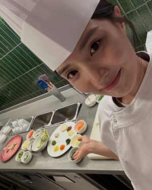 Yoon Seo-ah Instagram - 모든 걸 얼어붙게 했던 모진 추위도 열정으로 끓어오른 우리의 마음만은 얼리지 못했고, 모든 걸 녹여버릴 기세로 작열하던 태양도 한마음 한뜻으로 모였던 우리의 의지만큼은 녹여낼 수 없었습니다

그런 저희의 마음을 헤아려주시듯이 지대한 사랑을 보내주신 모든 시청자분들께 진심으로 감사의 말씀 전합니다 
덕분에 매 회 함께 이야기를 넘겨가면서 가슴 벅찬 하루하루를 보낼 수 있었어요 

또, 8개월 동안 계절에 생기가 더해지는 과정처럼 작품에 숨결을 불어넣어주신 감독님과 작가님, 모든 스태프분들, 배우분들과 자문해 주신 선생님들께 다시 한번 존경의 마음 표하고 싶습니다
현장에서 얻었던 배움을 양분 삼아 더 성장하고 정진하는 배우가 되겠습니다

마지막으로! 
아따~~ 모다덜 마지막까정 재미나게 방송 보셨제라? ㅎㅎ
요 길금이는 여러분덜이 보내주신 사랑땜시롱 참말로 행복허고 꿈만 가튼 시간드를 보내써라ㅎㅎㅎ

헤어짐이란거슨 언제나 아쉬운 법이지만서도 우덜 이야기를 펼칠때마다 살아 숨쉬고 있을랑게요 지챠블고 힘들 때 아니믄 이 길금이가 보고잪거들랑 언제든 찾아 오셔라 ㅎㅎ 두팔 벌리고 기달리구 있을랑께 🙇🏽‍♀️🙆🏽‍♀️😍
모다덜 꼭 건강 조심허시고잉~!!! 지도 허벌나게 사랑하지라🥰