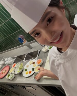 Yoon Seo-ah Instagram - 모든 걸 얼어붙게 했던 모진 추위도 열정으로 끓어오른 우리의 마음만은 얼리지 못했고, 모든 걸 녹여버릴 기세로 작열하던 태양도 한마음 한뜻으로 모였던 우리의 의지만큼은 녹여낼 수 없었습니다

그런 저희의 마음을 헤아려주시듯이 지대한 사랑을 보내주신 모든 시청자분들께 진심으로 감사의 말씀 전합니다 
덕분에 매 회 함께 이야기를 넘겨가면서 가슴 벅찬 하루하루를 보낼 수 있었어요 

또, 8개월 동안 계절에 생기가 더해지는 과정처럼 작품에 숨결을 불어넣어주신 감독님과 작가님, 모든 스태프분들, 배우분들과 자문해 주신 선생님들께 다시 한번 존경의 마음 표하고 싶습니다
현장에서 얻었던 배움을 양분 삼아 더 성장하고 정진하는 배우가 되겠습니다

마지막으로! 
아따~~ 모다덜 마지막까정 재미나게 방송 보셨제라? ㅎㅎ
요 길금이는 여러분덜이 보내주신 사랑땜시롱 참말로 행복허고 꿈만 가튼 시간드를 보내써라ㅎㅎㅎ

헤어짐이란거슨 언제나 아쉬운 법이지만서도 우덜 이야기를 펼칠때마다 살아 숨쉬고 있을랑게요 지챠블고 힘들 때 아니믄 이 길금이가 보고잪거들랑 언제든 찾아 오셔라 ㅎㅎ 두팔 벌리고 기달리구 있을랑께 🙇🏽‍♀️🙆🏽‍♀️😍
모다덜 꼭 건강 조심허시고잉~!!! 지도 허벌나게 사랑하지라🥰