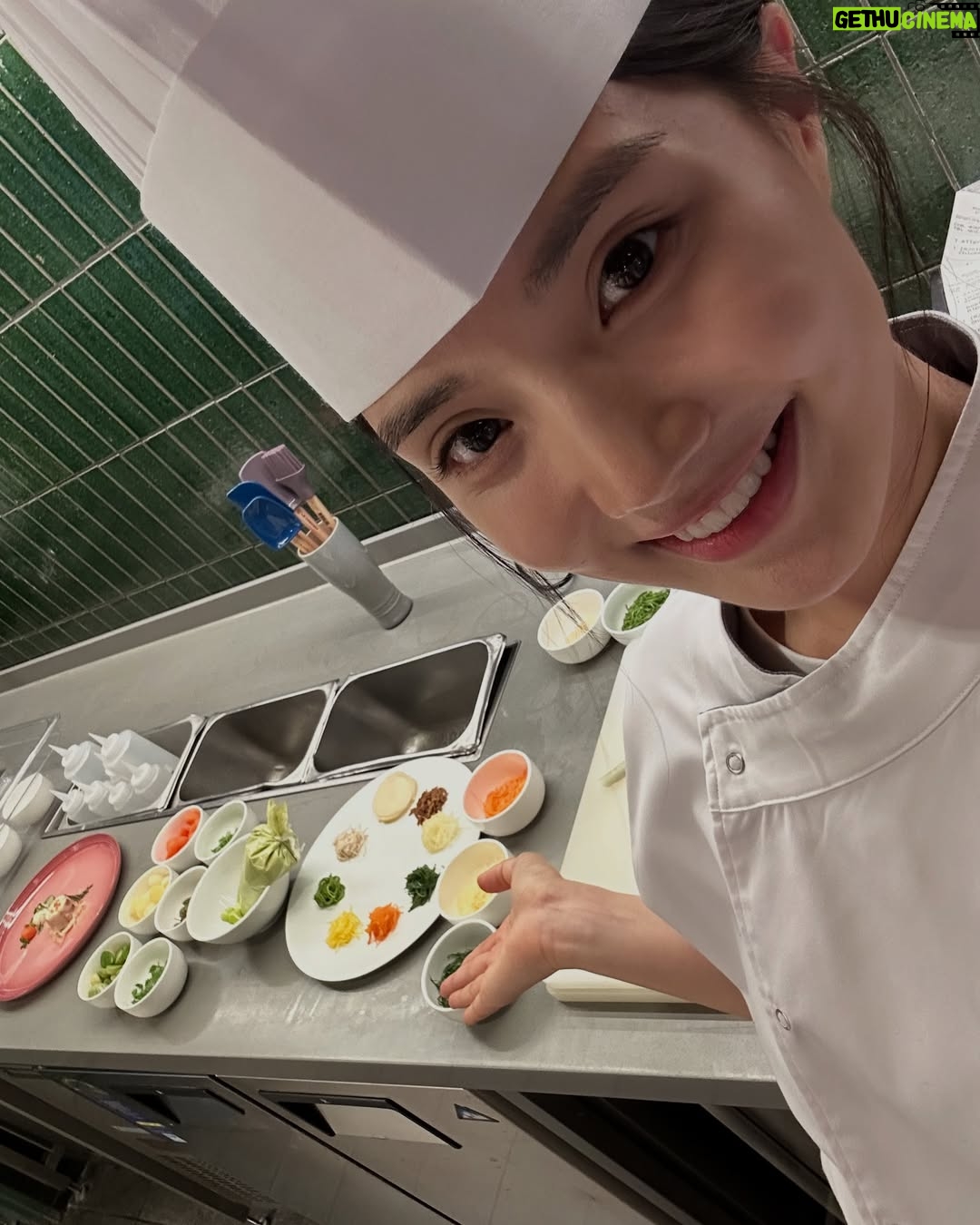 Yoon Seo-ah - 222.4K Likes - 모든 걸 얼어붙게 했던 모진 추위도 열정으로 끓어오른 우리의 마음만은 얼리지 못했고, 모든 걸 녹여버릴 기세로 작열하던 태양도 한마음 한뜻으로 모였던 우리의 의지만큼은 녹여낼 수 없었습니다

그런 저희의 마음을 헤아려주시듯이 지대한 사랑을 보내주신 모든 시청자분들께 진심으로 감사의 말씀 전합니다 
덕분에 매 회 함께 이야기를 넘겨가면서 가슴 벅찬 하루하루를 보낼 수 있었어요 

또, 8개월 동안 계절에 생기가 더해지는 과정처럼 작품에 숨결을 불어넣어주신 감독님과 작가님, 모든 스태프분들, 배우분들과 자문해 주신 선생님들께 다시 한번 존경의 마음 표하고 싶습니다
현장에서 얻었던 배움을 양분 삼아 더 성장하고 정진하는 배우가 되겠습니다

마지막으로! 
아따~~ 모다덜 마지막까정 재미나게 방송 보셨제라? ㅎㅎ
요 길금이는 여러분덜이 보내주신 사랑땜시롱 참말로 행복허고 꿈만 가튼 시간드를 보내써라ㅎㅎㅎ

헤어짐이란거슨 언제나 아쉬운 법이지만서도 우덜 이야기를 펼칠때마다 살아 숨쉬고 있을랑게요 지챠블고 힘들 때 아니믄 이 길금이가 보고잪거들랑 언제든 찾아 오셔라 ㅎㅎ 두팔 벌리고 기달리구 있을랑께 🙇🏽‍♀️🙆🏽‍♀️😍
모다덜 꼭 건강 조심허시고잉~!!! 지도 허벌나게 사랑하지라🥰