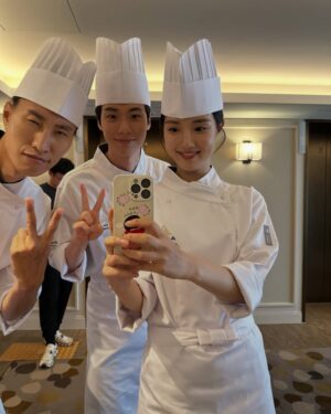 Yoon Seo-ah Instagram - 모든 걸 얼어붙게 했던 모진 추위도 열정으로 끓어오른 우리의 마음만은 얼리지 못했고, 모든 걸 녹여버릴 기세로 작열하던 태양도 한마음 한뜻으로 모였던 우리의 의지만큼은 녹여낼 수 없었습니다

그런 저희의 마음을 헤아려주시듯이 지대한 사랑을 보내주신 모든 시청자분들께 진심으로 감사의 말씀 전합니다 
덕분에 매 회 함께 이야기를 넘겨가면서 가슴 벅찬 하루하루를 보낼 수 있었어요 

또, 8개월 동안 계절에 생기가 더해지는 과정처럼 작품에 숨결을 불어넣어주신 감독님과 작가님, 모든 스태프분들, 배우분들과 자문해 주신 선생님들께 다시 한번 존경의 마음 표하고 싶습니다
현장에서 얻었던 배움을 양분 삼아 더 성장하고 정진하는 배우가 되겠습니다

마지막으로! 
아따~~ 모다덜 마지막까정 재미나게 방송 보셨제라? ㅎㅎ
요 길금이는 여러분덜이 보내주신 사랑땜시롱 참말로 행복허고 꿈만 가튼 시간드를 보내써라ㅎㅎㅎ

헤어짐이란거슨 언제나 아쉬운 법이지만서도 우덜 이야기를 펼칠때마다 살아 숨쉬고 있을랑게요 지챠블고 힘들 때 아니믄 이 길금이가 보고잪거들랑 언제든 찾아 오셔라 ㅎㅎ 두팔 벌리고 기달리구 있을랑께 🙇🏽‍♀️🙆🏽‍♀️😍
모다덜 꼭 건강 조심허시고잉~!!! 지도 허벌나게 사랑하지라🥰