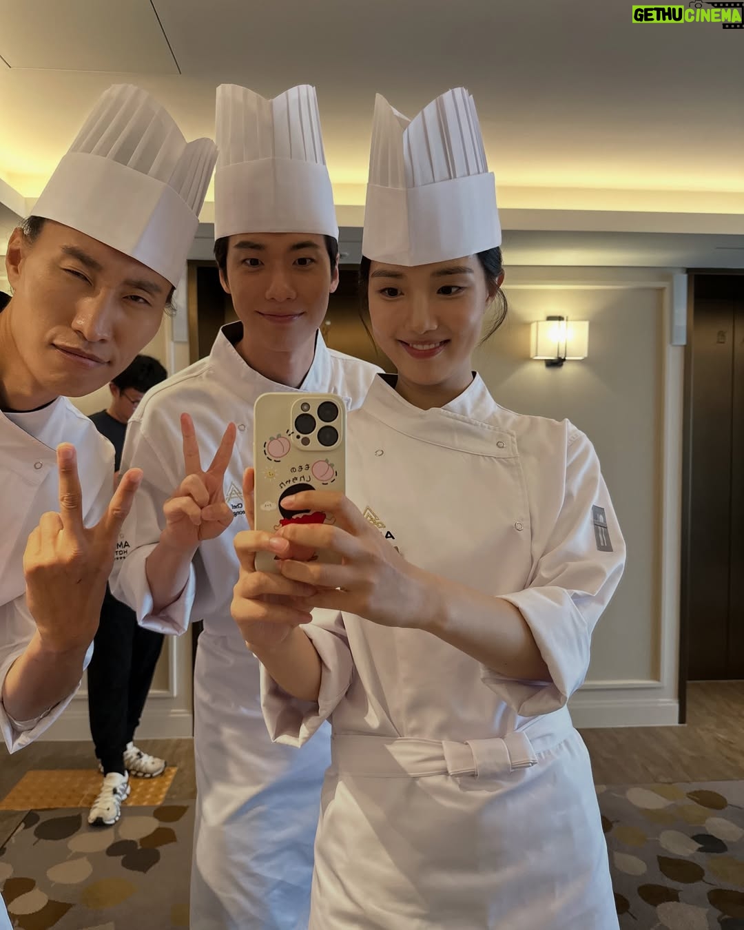 Yoon Seo-ah - 222.4K Likes - 모든 걸 얼어붙게 했던 모진 추위도 열정으로 끓어오른 우리의 마음만은 얼리지 못했고, 모든 걸 녹여버릴 기세로 작열하던 태양도 한마음 한뜻으로 모였던 우리의 의지만큼은 녹여낼 수 없었습니다

그런 저희의 마음을 헤아려주시듯이 지대한 사랑을 보내주신 모든 시청자분들께 진심으로 감사의 말씀 전합니다 
덕분에 매 회 함께 이야기를 넘겨가면서 가슴 벅찬 하루하루를 보낼 수 있었어요 

또, 8개월 동안 계절에 생기가 더해지는 과정처럼 작품에 숨결을 불어넣어주신 감독님과 작가님, 모든 스태프분들, 배우분들과 자문해 주신 선생님들께 다시 한번 존경의 마음 표하고 싶습니다
현장에서 얻었던 배움을 양분 삼아 더 성장하고 정진하는 배우가 되겠습니다

마지막으로! 
아따~~ 모다덜 마지막까정 재미나게 방송 보셨제라? ㅎㅎ
요 길금이는 여러분덜이 보내주신 사랑땜시롱 참말로 행복허고 꿈만 가튼 시간드를 보내써라ㅎㅎㅎ

헤어짐이란거슨 언제나 아쉬운 법이지만서도 우덜 이야기를 펼칠때마다 살아 숨쉬고 있을랑게요 지챠블고 힘들 때 아니믄 이 길금이가 보고잪거들랑 언제든 찾아 오셔라 ㅎㅎ 두팔 벌리고 기달리구 있을랑께 🙇🏽‍♀️🙆🏽‍♀️😍
모다덜 꼭 건강 조심허시고잉~!!! 지도 허벌나게 사랑하지라🥰