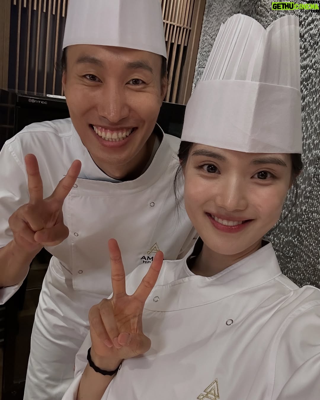 Yoon Seo-ah - 222.4K Likes - 모든 걸 얼어붙게 했던 모진 추위도 열정으로 끓어오른 우리의 마음만은 얼리지 못했고, 모든 걸 녹여버릴 기세로 작열하던 태양도 한마음 한뜻으로 모였던 우리의 의지만큼은 녹여낼 수 없었습니다

그런 저희의 마음을 헤아려주시듯이 지대한 사랑을 보내주신 모든 시청자분들께 진심으로 감사의 말씀 전합니다 
덕분에 매 회 함께 이야기를 넘겨가면서 가슴 벅찬 하루하루를 보낼 수 있었어요 

또, 8개월 동안 계절에 생기가 더해지는 과정처럼 작품에 숨결을 불어넣어주신 감독님과 작가님, 모든 스태프분들, 배우분들과 자문해 주신 선생님들께 다시 한번 존경의 마음 표하고 싶습니다
현장에서 얻었던 배움을 양분 삼아 더 성장하고 정진하는 배우가 되겠습니다

마지막으로! 
아따~~ 모다덜 마지막까정 재미나게 방송 보셨제라? ㅎㅎ
요 길금이는 여러분덜이 보내주신 사랑땜시롱 참말로 행복허고 꿈만 가튼 시간드를 보내써라ㅎㅎㅎ

헤어짐이란거슨 언제나 아쉬운 법이지만서도 우덜 이야기를 펼칠때마다 살아 숨쉬고 있을랑게요 지챠블고 힘들 때 아니믄 이 길금이가 보고잪거들랑 언제든 찾아 오셔라 ㅎㅎ 두팔 벌리고 기달리구 있을랑께 🙇🏽‍♀️🙆🏽‍♀️😍
모다덜 꼭 건강 조심허시고잉~!!! 지도 허벌나게 사랑하지라🥰