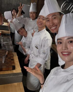 Yoon Seo-ah Instagram - 모든 걸 얼어붙게 했던 모진 추위도 열정으로 끓어오른 우리의 마음만은 얼리지 못했고, 모든 걸 녹여버릴 기세로 작열하던 태양도 한마음 한뜻으로 모였던 우리의 의지만큼은 녹여낼 수 없었습니다

그런 저희의 마음을 헤아려주시듯이 지대한 사랑을 보내주신 모든 시청자분들께 진심으로 감사의 말씀 전합니다 
덕분에 매 회 함께 이야기를 넘겨가면서 가슴 벅찬 하루하루를 보낼 수 있었어요 

또, 8개월 동안 계절에 생기가 더해지는 과정처럼 작품에 숨결을 불어넣어주신 감독님과 작가님, 모든 스태프분들, 배우분들과 자문해 주신 선생님들께 다시 한번 존경의 마음 표하고 싶습니다
현장에서 얻었던 배움을 양분 삼아 더 성장하고 정진하는 배우가 되겠습니다

마지막으로! 
아따~~ 모다덜 마지막까정 재미나게 방송 보셨제라? ㅎㅎ
요 길금이는 여러분덜이 보내주신 사랑땜시롱 참말로 행복허고 꿈만 가튼 시간드를 보내써라ㅎㅎㅎ

헤어짐이란거슨 언제나 아쉬운 법이지만서도 우덜 이야기를 펼칠때마다 살아 숨쉬고 있을랑게요 지챠블고 힘들 때 아니믄 이 길금이가 보고잪거들랑 언제든 찾아 오셔라 ㅎㅎ 두팔 벌리고 기달리구 있을랑께 🙇🏽‍♀️🙆🏽‍♀️😍
모다덜 꼭 건강 조심허시고잉~!!! 지도 허벌나게 사랑하지라🥰