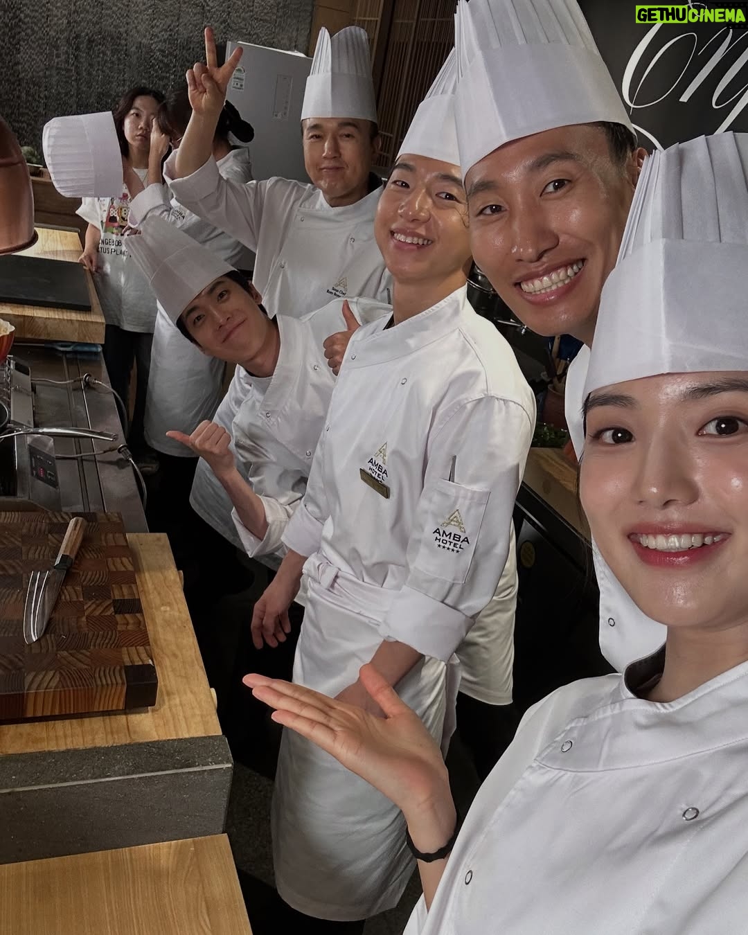Yoon Seo-ah - 222.4K Likes - 모든 걸 얼어붙게 했던 모진 추위도 열정으로 끓어오른 우리의 마음만은 얼리지 못했고, 모든 걸 녹여버릴 기세로 작열하던 태양도 한마음 한뜻으로 모였던 우리의 의지만큼은 녹여낼 수 없었습니다

그런 저희의 마음을 헤아려주시듯이 지대한 사랑을 보내주신 모든 시청자분들께 진심으로 감사의 말씀 전합니다 
덕분에 매 회 함께 이야기를 넘겨가면서 가슴 벅찬 하루하루를 보낼 수 있었어요 

또, 8개월 동안 계절에 생기가 더해지는 과정처럼 작품에 숨결을 불어넣어주신 감독님과 작가님, 모든 스태프분들, 배우분들과 자문해 주신 선생님들께 다시 한번 존경의 마음 표하고 싶습니다
현장에서 얻었던 배움을 양분 삼아 더 성장하고 정진하는 배우가 되겠습니다

마지막으로! 
아따~~ 모다덜 마지막까정 재미나게 방송 보셨제라? ㅎㅎ
요 길금이는 여러분덜이 보내주신 사랑땜시롱 참말로 행복허고 꿈만 가튼 시간드를 보내써라ㅎㅎㅎ

헤어짐이란거슨 언제나 아쉬운 법이지만서도 우덜 이야기를 펼칠때마다 살아 숨쉬고 있을랑게요 지챠블고 힘들 때 아니믄 이 길금이가 보고잪거들랑 언제든 찾아 오셔라 ㅎㅎ 두팔 벌리고 기달리구 있을랑께 🙇🏽‍♀️🙆🏽‍♀️😍
모다덜 꼭 건강 조심허시고잉~!!! 지도 허벌나게 사랑하지라🥰