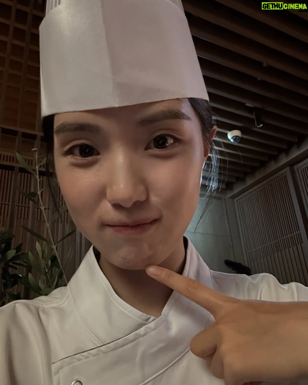 Yoon Seo-ah - 222.4K Likes - 모든 걸 얼어붙게 했던 모진 추위도 열정으로 끓어오른 우리의 마음만은 얼리지 못했고, 모든 걸 녹여버릴 기세로 작열하던 태양도 한마음 한뜻으로 모였던 우리의 의지만큼은 녹여낼 수 없었습니다

그런 저희의 마음을 헤아려주시듯이 지대한 사랑을 보내주신 모든 시청자분들께 진심으로 감사의 말씀 전합니다 
덕분에 매 회 함께 이야기를 넘겨가면서 가슴 벅찬 하루하루를 보낼 수 있었어요 

또, 8개월 동안 계절에 생기가 더해지는 과정처럼 작품에 숨결을 불어넣어주신 감독님과 작가님, 모든 스태프분들, 배우분들과 자문해 주신 선생님들께 다시 한번 존경의 마음 표하고 싶습니다
현장에서 얻었던 배움을 양분 삼아 더 성장하고 정진하는 배우가 되겠습니다

마지막으로! 
아따~~ 모다덜 마지막까정 재미나게 방송 보셨제라? ㅎㅎ
요 길금이는 여러분덜이 보내주신 사랑땜시롱 참말로 행복허고 꿈만 가튼 시간드를 보내써라ㅎㅎㅎ

헤어짐이란거슨 언제나 아쉬운 법이지만서도 우덜 이야기를 펼칠때마다 살아 숨쉬고 있을랑게요 지챠블고 힘들 때 아니믄 이 길금이가 보고잪거들랑 언제든 찾아 오셔라 ㅎㅎ 두팔 벌리고 기달리구 있을랑께 🙇🏽‍♀️🙆🏽‍♀️😍
모다덜 꼭 건강 조심허시고잉~!!! 지도 허벌나게 사랑하지라🥰