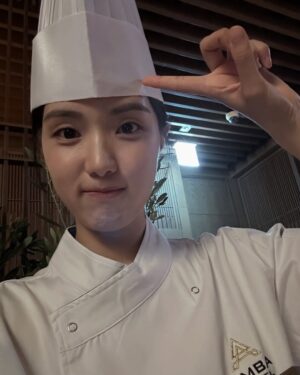 Yoon Seo-ah Instagram - 모든 걸 얼어붙게 했던 모진 추위도 열정으로 끓어오른 우리의 마음만은 얼리지 못했고, 모든 걸 녹여버릴 기세로 작열하던 태양도 한마음 한뜻으로 모였던 우리의 의지만큼은 녹여낼 수 없었습니다

그런 저희의 마음을 헤아려주시듯이 지대한 사랑을 보내주신 모든 시청자분들께 진심으로 감사의 말씀 전합니다 
덕분에 매 회 함께 이야기를 넘겨가면서 가슴 벅찬 하루하루를 보낼 수 있었어요 

또, 8개월 동안 계절에 생기가 더해지는 과정처럼 작품에 숨결을 불어넣어주신 감독님과 작가님, 모든 스태프분들, 배우분들과 자문해 주신 선생님들께 다시 한번 존경의 마음 표하고 싶습니다
현장에서 얻었던 배움을 양분 삼아 더 성장하고 정진하는 배우가 되겠습니다

마지막으로! 
아따~~ 모다덜 마지막까정 재미나게 방송 보셨제라? ㅎㅎ
요 길금이는 여러분덜이 보내주신 사랑땜시롱 참말로 행복허고 꿈만 가튼 시간드를 보내써라ㅎㅎㅎ

헤어짐이란거슨 언제나 아쉬운 법이지만서도 우덜 이야기를 펼칠때마다 살아 숨쉬고 있을랑게요 지챠블고 힘들 때 아니믄 이 길금이가 보고잪거들랑 언제든 찾아 오셔라 ㅎㅎ 두팔 벌리고 기달리구 있을랑께 🙇🏽‍♀️🙆🏽‍♀️😍
모다덜 꼭 건강 조심허시고잉~!!! 지도 허벌나게 사랑하지라🥰