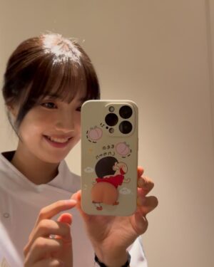 Yoon Seo-ah Instagram - 모든 걸 얼어붙게 했던 모진 추위도 열정으로 끓어오른 우리의 마음만은 얼리지 못했고, 모든 걸 녹여버릴 기세로 작열하던 태양도 한마음 한뜻으로 모였던 우리의 의지만큼은 녹여낼 수 없었습니다
그런 저희의 마음을 헤아려주시듯이 지대한 사랑을 보내주신 모든 시청자분들께 진심으로 감사의 말씀 전합니다
덕분에 매 회 함께 이야기를 넘겨가면서 가슴 벅찬 하루하루를 보낼 수 있었어요
또, 8개월 동안 계절에 생기가 더해지는 과정처럼 작품에 숨결을 불어넣어주신 감독님과 작가님, 모든 스태프분들, 배우분들과 자문해 주신 선생님들께 다시 한번 존경의 마음 표하고 싶습니다
현장에서 얻었던 배움을 양분 삼아 더 성장하고 정진하는 배우가 되겠습니다
마지막으로!
아따~~ 모다덜 마지막까정 재미나게 방송 보셨제라? ㅎㅎ
요 길금이는 여러분덜이 보내주신 사랑땜시롱 참말로 행복허고 꿈만 가튼 시간드를 보내써라ㅎㅎㅎ
헤어짐이란거슨 언제나 아쉬운 법이지만서도 우덜 이야기를 펼칠때마다 살아 숨쉬고 있을랑게요 지챠블고 힘들 때 아니믄 이 길금이가 보고잪거들랑 언제든 찾아 오셔라 ㅎㅎ 두팔 벌리고 기달리구 있을랑께 🙇🏽♀️🙆🏽♀️😍
모다덜 꼭 건강 조심허시고잉~!!! 지도 허벌나게 사랑하지라🥰