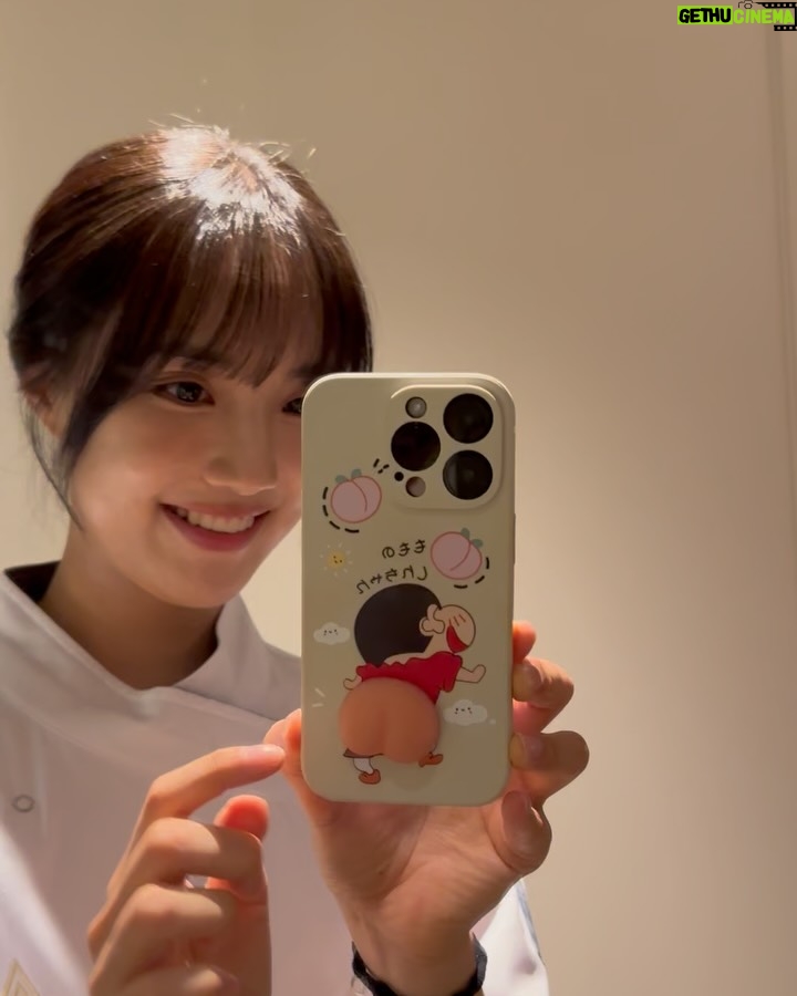 Yoon Seo-ah - 222.4K Likes - 모든 걸 얼어붙게 했던 모진 추위도 열정으로 끓어오른 우리의 마음만은 얼리지 못했고, 모든 걸 녹여버릴 기세로 작열하던 태양도 한마음 한뜻으로 모였던 우리의 의지만큼은 녹여낼 수 없었습니다

그런 저희의 마음을 헤아려주시듯이 지대한 사랑을 보내주신 모든 시청자분들께 진심으로 감사의 말씀 전합니다 
덕분에 매 회 함께 이야기를 넘겨가면서 가슴 벅찬 하루하루를 보낼 수 있었어요 

또, 8개월 동안 계절에 생기가 더해지는 과정처럼 작품에 숨결을 불어넣어주신 감독님과 작가님, 모든 스태프분들, 배우분들과 자문해 주신 선생님들께 다시 한번 존경의 마음 표하고 싶습니다
현장에서 얻었던 배움을 양분 삼아 더 성장하고 정진하는 배우가 되겠습니다

마지막으로! 
아따~~ 모다덜 마지막까정 재미나게 방송 보셨제라? ㅎㅎ
요 길금이는 여러분덜이 보내주신 사랑땜시롱 참말로 행복허고 꿈만 가튼 시간드를 보내써라ㅎㅎㅎ

헤어짐이란거슨 언제나 아쉬운 법이지만서도 우덜 이야기를 펼칠때마다 살아 숨쉬고 있을랑게요 지챠블고 힘들 때 아니믄 이 길금이가 보고잪거들랑 언제든 찾아 오셔라 ㅎㅎ 두팔 벌리고 기달리구 있을랑께 🙇🏽‍♀️🙆🏽‍♀️😍
모다덜 꼭 건강 조심허시고잉~!!! 지도 허벌나게 사랑하지라🥰