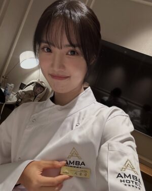 Yoon Seo-ah Instagram - 모든 걸 얼어붙게 했던 모진 추위도 열정으로 끓어오른 우리의 마음만은 얼리지 못했고, 모든 걸 녹여버릴 기세로 작열하던 태양도 한마음 한뜻으로 모였던 우리의 의지만큼은 녹여낼 수 없었습니다

그런 저희의 마음을 헤아려주시듯이 지대한 사랑을 보내주신 모든 시청자분들께 진심으로 감사의 말씀 전합니다 
덕분에 매 회 함께 이야기를 넘겨가면서 가슴 벅찬 하루하루를 보낼 수 있었어요 

또, 8개월 동안 계절에 생기가 더해지는 과정처럼 작품에 숨결을 불어넣어주신 감독님과 작가님, 모든 스태프분들, 배우분들과 자문해 주신 선생님들께 다시 한번 존경의 마음 표하고 싶습니다
현장에서 얻었던 배움을 양분 삼아 더 성장하고 정진하는 배우가 되겠습니다

마지막으로! 
아따~~ 모다덜 마지막까정 재미나게 방송 보셨제라? ㅎㅎ
요 길금이는 여러분덜이 보내주신 사랑땜시롱 참말로 행복허고 꿈만 가튼 시간드를 보내써라ㅎㅎㅎ

헤어짐이란거슨 언제나 아쉬운 법이지만서도 우덜 이야기를 펼칠때마다 살아 숨쉬고 있을랑게요 지챠블고 힘들 때 아니믄 이 길금이가 보고잪거들랑 언제든 찾아 오셔라 ㅎㅎ 두팔 벌리고 기달리구 있을랑께 🙇🏽‍♀️🙆🏽‍♀️😍
모다덜 꼭 건강 조심허시고잉~!!! 지도 허벌나게 사랑하지라🥰