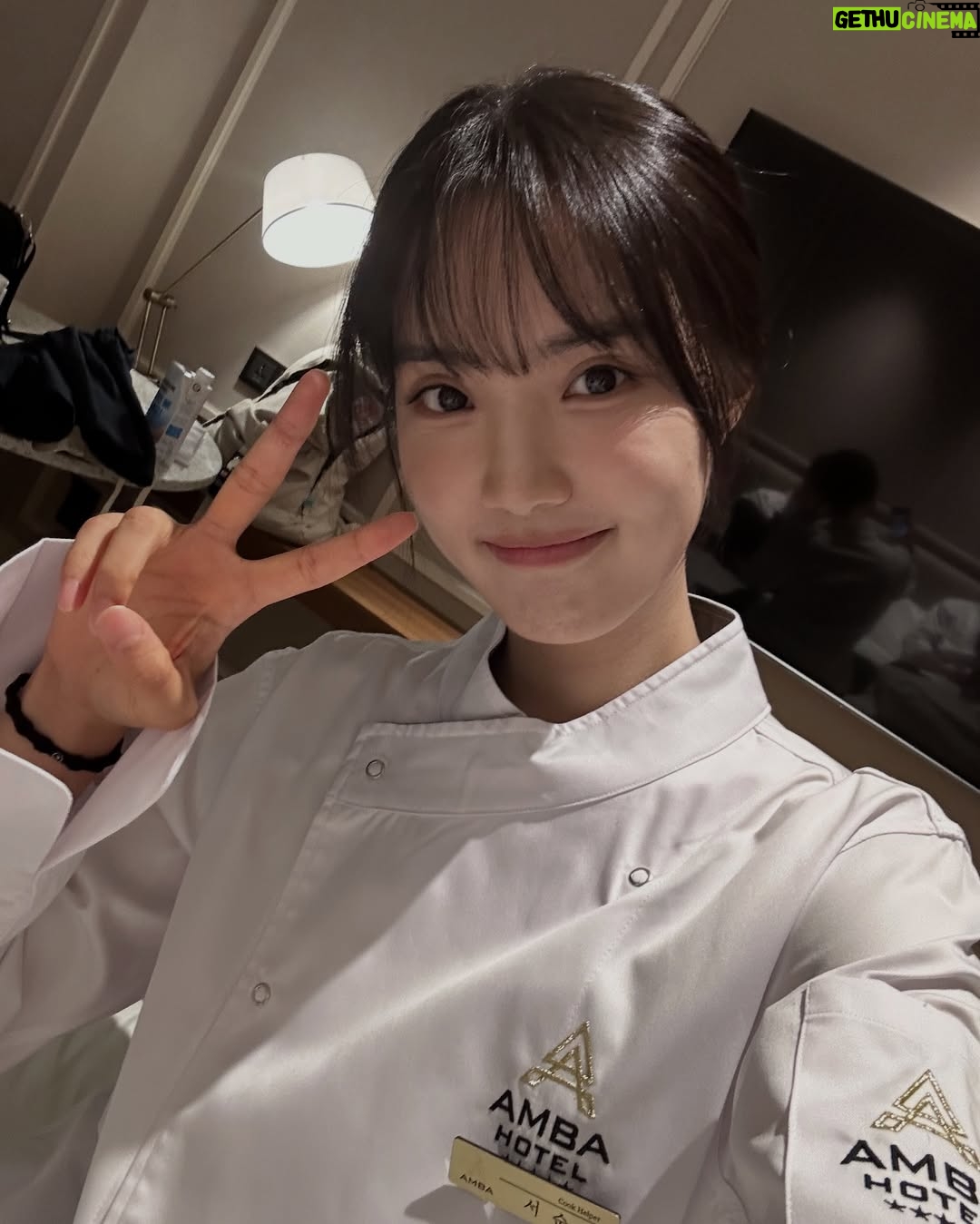 Yoon Seo-ah - 222.4K Likes - 모든 걸 얼어붙게 했던 모진 추위도 열정으로 끓어오른 우리의 마음만은 얼리지 못했고, 모든 걸 녹여버릴 기세로 작열하던 태양도 한마음 한뜻으로 모였던 우리의 의지만큼은 녹여낼 수 없었습니다

그런 저희의 마음을 헤아려주시듯이 지대한 사랑을 보내주신 모든 시청자분들께 진심으로 감사의 말씀 전합니다 
덕분에 매 회 함께 이야기를 넘겨가면서 가슴 벅찬 하루하루를 보낼 수 있었어요 

또, 8개월 동안 계절에 생기가 더해지는 과정처럼 작품에 숨결을 불어넣어주신 감독님과 작가님, 모든 스태프분들, 배우분들과 자문해 주신 선생님들께 다시 한번 존경의 마음 표하고 싶습니다
현장에서 얻었던 배움을 양분 삼아 더 성장하고 정진하는 배우가 되겠습니다

마지막으로! 
아따~~ 모다덜 마지막까정 재미나게 방송 보셨제라? ㅎㅎ
요 길금이는 여러분덜이 보내주신 사랑땜시롱 참말로 행복허고 꿈만 가튼 시간드를 보내써라ㅎㅎㅎ

헤어짐이란거슨 언제나 아쉬운 법이지만서도 우덜 이야기를 펼칠때마다 살아 숨쉬고 있을랑게요 지챠블고 힘들 때 아니믄 이 길금이가 보고잪거들랑 언제든 찾아 오셔라 ㅎㅎ 두팔 벌리고 기달리구 있을랑께 🙇🏽‍♀️🙆🏽‍♀️😍
모다덜 꼭 건강 조심허시고잉~!!! 지도 허벌나게 사랑하지라🥰
