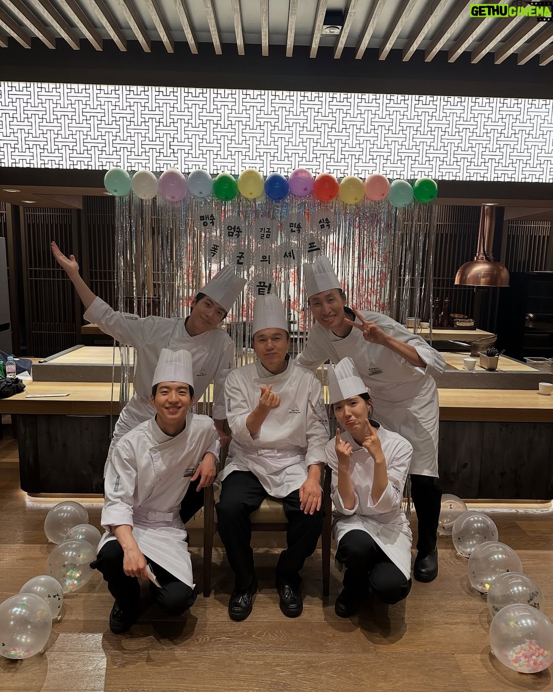 Yoon Seo-ah - 222.4K Likes - 모든 걸 얼어붙게 했던 모진 추위도 열정으로 끓어오른 우리의 마음만은 얼리지 못했고, 모든 걸 녹여버릴 기세로 작열하던 태양도 한마음 한뜻으로 모였던 우리의 의지만큼은 녹여낼 수 없었습니다

그런 저희의 마음을 헤아려주시듯이 지대한 사랑을 보내주신 모든 시청자분들께 진심으로 감사의 말씀 전합니다 
덕분에 매 회 함께 이야기를 넘겨가면서 가슴 벅찬 하루하루를 보낼 수 있었어요 

또, 8개월 동안 계절에 생기가 더해지는 과정처럼 작품에 숨결을 불어넣어주신 감독님과 작가님, 모든 스태프분들, 배우분들과 자문해 주신 선생님들께 다시 한번 존경의 마음 표하고 싶습니다
현장에서 얻었던 배움을 양분 삼아 더 성장하고 정진하는 배우가 되겠습니다

마지막으로! 
아따~~ 모다덜 마지막까정 재미나게 방송 보셨제라? ㅎㅎ
요 길금이는 여러분덜이 보내주신 사랑땜시롱 참말로 행복허고 꿈만 가튼 시간드를 보내써라ㅎㅎㅎ

헤어짐이란거슨 언제나 아쉬운 법이지만서도 우덜 이야기를 펼칠때마다 살아 숨쉬고 있을랑게요 지챠블고 힘들 때 아니믄 이 길금이가 보고잪거들랑 언제든 찾아 오셔라 ㅎㅎ 두팔 벌리고 기달리구 있을랑께 🙇🏽‍♀️🙆🏽‍♀️😍
모다덜 꼭 건강 조심허시고잉~!!! 지도 허벌나게 사랑하지라🥰