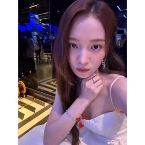 Yoon So-hee Instagram - 안녕하세요, 윤소희입니다.

‘데블스 플랜’을 촬영했던 일주일, 그리고 방송이 공개된 후 오늘에 이르기까지 시간들은 저에게 잊지 못할 큰 울림을 남겨주었습니다.

프로그램을 함께해주신 출연진 분들, 모든 제작진 분들께 감사드립니다.

데블스 플랜을 통해서 제 자신을 돌아볼 수 있었고 그 시간들이 저를 더 나은 사람, 더 단단한 배우로 나아가게 하는 힘이 되어주었습니다. 

이렇게 예능 부문 후보에 이름을 올리게 된 것도 얼떨떨하고 한없이 감사한 마음입니다.
오늘 계셨던 모든 분들과 함께 자리를 할 수 있어 영광이었습니다! 

마지막으로 ‘데블스 플랜’과 함께 해주신 시청자분들, 사랑해주시고 응원해주신 모든 분들께 진심으로 감사의 인사를 전합니다.

앞으로 배우로서 좋은 모습 보여드리도록 하겠습니다.
감사합니다!