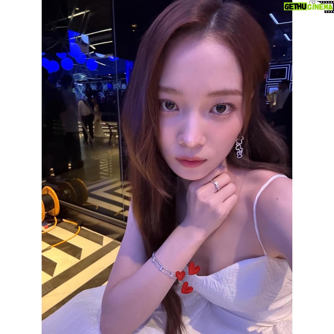 Yoon So-hee - 16.2K Likes - 안녕하세요, 윤소희입니다.

‘데블스 플랜’을 촬영했던 일주일, 그리고 방송이 공개된 후 오늘에 이르기까지 시간들은 저에게 잊지 못할 큰 울림을 남겨주었습니다.

프로그램을 함께해주신 출연진 분들, 모든 제작진 분들께 감사드립니다.

데블스 플랜을 통해서 제 자신을 돌아볼 수 있었고 그 시간들이 저를 더 나은 사람, 더 단단한 배우로 나아가게 하는 힘이 되어주었습니다. 

이렇게 예능 부문 후보에 이름을 올리게 된 것도 얼떨떨하고 한없이 감사한 마음입니다.
오늘 계셨던 모든 분들과 함께 자리를 할 수 있어 영광이었습니다! 

마지막으로 ‘데블스 플랜’과 함께 해주신 시청자분들, 사랑해주시고 응원해주신 모든 분들께 진심으로 감사의 인사를 전합니다.

앞으로 배우로서 좋은 모습 보여드리도록 하겠습니다.
감사합니다!