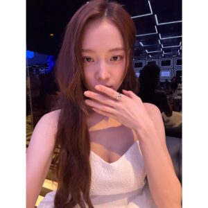Yoon So-hee Instagram - 안녕하세요, 윤소희입니다.

‘데블스 플랜’을 촬영했던 일주일, 그리고 방송이 공개된 후 오늘에 이르기까지 시간들은 저에게 잊지 못할 큰 울림을 남겨주었습니다.

프로그램을 함께해주신 출연진 분들, 모든 제작진 분들께 감사드립니다.

데블스 플랜을 통해서 제 자신을 돌아볼 수 있었고 그 시간들이 저를 더 나은 사람, 더 단단한 배우로 나아가게 하는 힘이 되어주었습니다. 

이렇게 예능 부문 후보에 이름을 올리게 된 것도 얼떨떨하고 한없이 감사한 마음입니다.
오늘 계셨던 모든 분들과 함께 자리를 할 수 있어 영광이었습니다! 

마지막으로 ‘데블스 플랜’과 함께 해주신 시청자분들, 사랑해주시고 응원해주신 모든 분들께 진심으로 감사의 인사를 전합니다.

앞으로 배우로서 좋은 모습 보여드리도록 하겠습니다.
감사합니다!