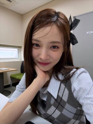 Yoon So-hee Instagram - 오늘 밤 tvn 벌거벗은 세계사📚