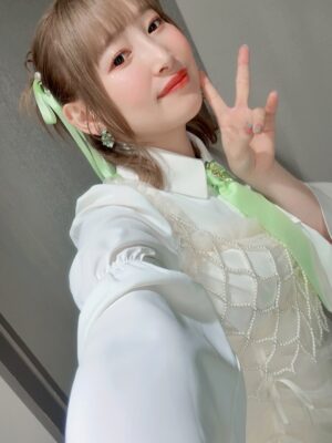 Yoshino Nanjo Instagram - あにまっくすおもいで

コラボ衣装〜
この日の楽屋スリッパ（前田さん用意🤭）はパイナップルでした🍍

ヘアメイク 中井綾香さん
衣装 前田千佳子さん

白ブラウス
@moimememoitie_official

ブローチ、ピアス、指輪
@abiste_official