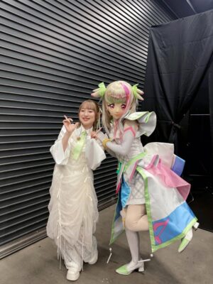 Yoshino Nanjo Instagram - あにまっくすおもいで

コラボ衣装〜
この日の楽屋スリッパ（前田さん用意🤭）はパイナップルでした🍍

ヘアメイク 中井綾香さん
衣装 前田千佳子さん

白ブラウス
@moimememoitie_official

ブローチ、ピアス、指輪
@abiste_official