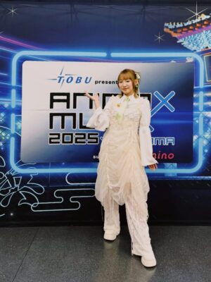 Yoshino Nanjo Instagram - あにまっくすおもいで

コラボ衣装〜
この日の楽屋スリッパ（前田さん用意🤭）はパイナップルでした🍍

ヘアメイク 中井綾香さん
衣装 前田千佳子さん

白ブラウス
@moimememoitie_official

ブローチ、ピアス、指輪
@abiste_official