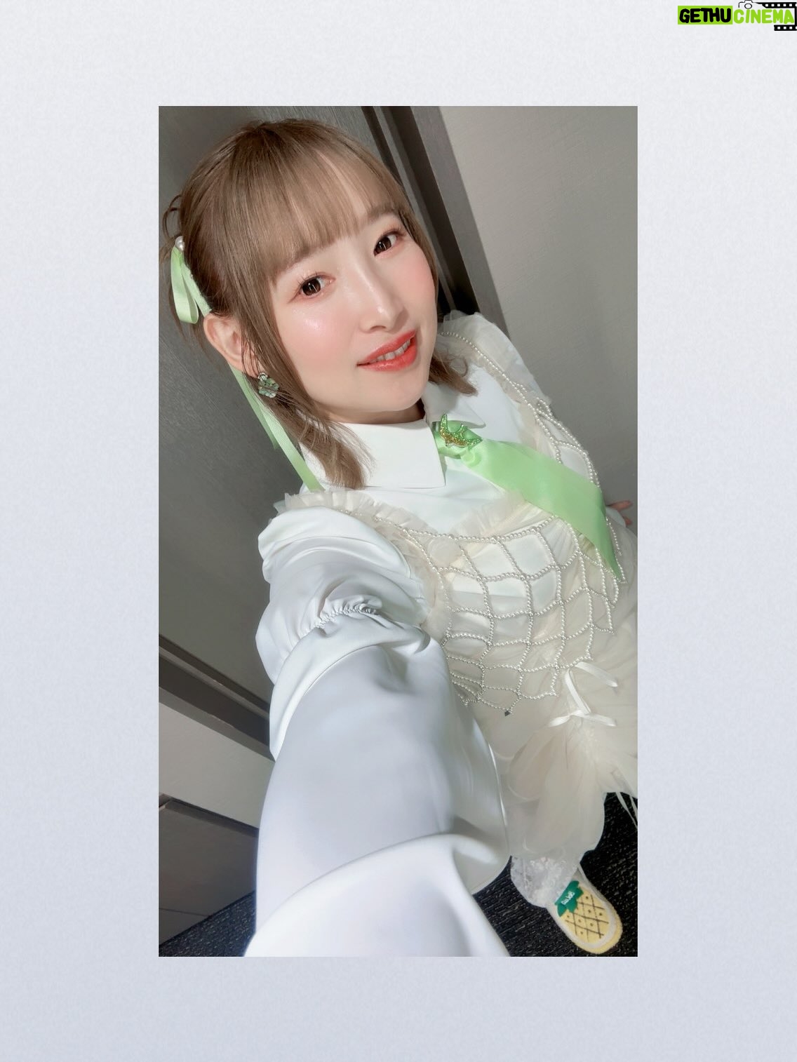 Yoshino Nanjo - 8K Likes - あにまっくすおもいで

コラボ衣装〜
この日の楽屋スリッパ（前田さん用意🤭）はパイナップルでした🍍

ヘアメイク 中井綾香さん
衣装 前田千佳子さん

白ブラウス
@moimememoitie_official

ブローチ、ピアス、指輪
@abiste_official
