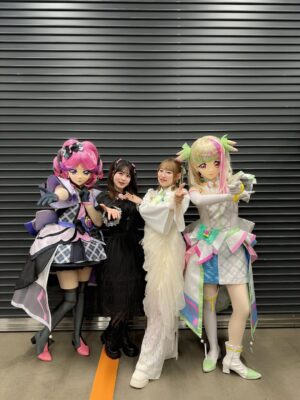 Yoshino Nanjo Instagram - ANIMAX MUSIX 2025 思い出

コラボ②
花井美春ちゃんとキュアズキューン&キュアキッスの「Awakening Harmony」を歌わせていただきました😆✨
しかもなんと、キュアズキューンとキュアキッスも一緒のステージ🩶🖤

ほんとにほんとに楽しくて幸せで一瞬すぎた〜

いろいろ書いたけど〜エモすぎて消し！！笑

ズキューンの相棒がキッスで、みーちゃんで、ほんとーーーに良かったなぁぁぁって思うことがたくさんあります❤️‍🔥
この一年でたくさん思い出作りたいけど、全然足りない！あっという間すぎる！！って思ってるから、今回こうしてANIMAX MUSIXでも一緒の思い出が作れて、本当に嬉しかったなあ。

ありがとうみーちゃん、ズキューン、キッス
🩶🖤🩶🖤