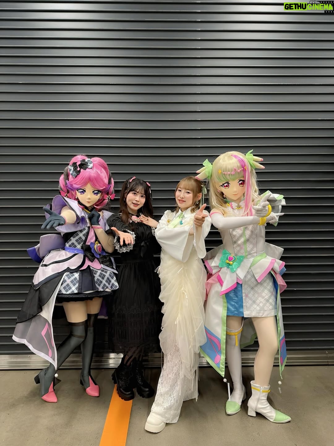 Yoshino Nanjo - 11.1K Likes - ANIMAX MUSIX 2025 思い出

コラボ②
花井美春ちゃんとキュアズキューン&キュアキッスの「Awakening Harmony」を歌わせていただきました😆✨
しかもなんと、キュアズキューンとキュアキッスも一緒のステージ🩶🖤

ほんとにほんとに楽しくて幸せで一瞬すぎた〜

いろいろ書いたけど〜エモすぎて消し！！笑

ズキューンの相棒がキッスで、みーちゃんで、ほんとーーーに良かったなぁぁぁって思うことがたくさんあります❤️‍🔥
この一年でたくさん思い出作りたいけど、全然足りない！あっという間すぎる！！って思ってるから、今回こうしてANIMAX MUSIXでも一緒の思い出が作れて、本当に嬉しかったなあ。

ありがとうみーちゃん、ズキューン、キッス
🩶🖤🩶🖤