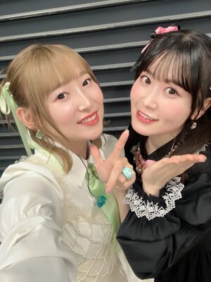 Yoshino Nanjo Instagram - ANIMAX MUSIX 2025 思い出

コラボ②
花井美春ちゃんとキュアズキューン&キュアキッスの「Awakening Harmony」を歌わせていただきました😆✨
しかもなんと、キュアズキューンとキュアキッスも一緒のステージ🩶🖤

ほんとにほんとに楽しくて幸せで一瞬すぎた〜

いろいろ書いたけど〜エモすぎて消し！！笑

ズキューンの相棒がキッスで、みーちゃんで、ほんとーーーに良かったなぁぁぁって思うことがたくさんあります❤️‍🔥
この一年でたくさん思い出作りたいけど、全然足りない！あっという間すぎる！！って思ってるから、今回こうしてANIMAX MUSIXでも一緒の思い出が作れて、本当に嬉しかったなあ。

ありがとうみーちゃん、ズキューン、キッス
🩶🖤🩶🖤