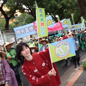 Lien Yu-han Instagram - 第一次參加 @vegan_action_network 活動
透過飲食
也可以減少碳排放量
關於更永續環保的生活
在日常中就可以實現
只需要在日常做出一點點小改變
例如一週找一天吃蔬食
或是每天有一餐選擇純蔬食
養成習慣後
就能往越來越往你所在意的地方去實踐和盡一份心力
讓我們一起守護地球
守護動物植物
就從我們日常的飲食開始吧❤️
也歡迎大家分享好吃的蔬食料理給我
讓日常有更多更溫柔的選擇

活動/ @vegan_action_network  @21dayveganfun @nomeatfestival