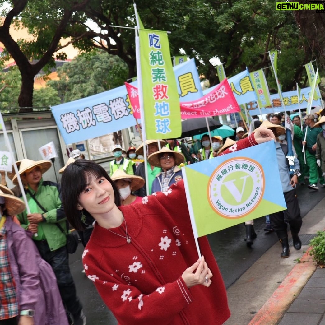 Lien Yu-han - 5.7K Likes - 第一次參加 @vegan_action_network 活動
透過飲食
也可以減少碳排放量
關於更永續環保的生活
在日常中就可以實現
只需要在日常做出一點點小改變
例如一週找一天吃蔬食
或是每天有一餐選擇純蔬食
養成習慣後
就能往越來越往你所在意的地方去實踐和盡一份心力
讓我們一起守護地球
守護動物植物
就從我們日常的飲食開始吧❤️
也歡迎大家分享好吃的蔬食料理給我
讓日常有更多更溫柔的選擇

活動/ @vegan_action_network  @21dayveganfun @nomeatfestival
