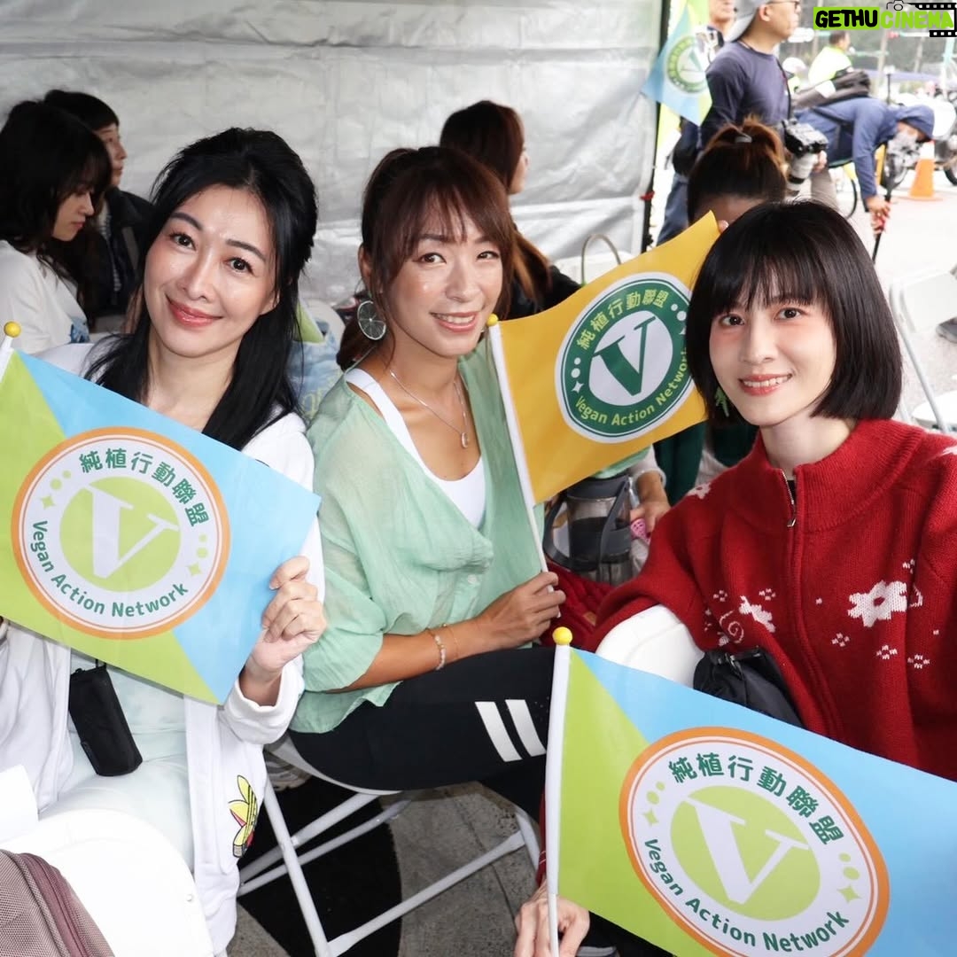 Lien Yu-han - 5.7K Likes - 第一次參加 @vegan_action_network 活動
透過飲食
也可以減少碳排放量
關於更永續環保的生活
在日常中就可以實現
只需要在日常做出一點點小改變
例如一週找一天吃蔬食
或是每天有一餐選擇純蔬食
養成習慣後
就能往越來越往你所在意的地方去實踐和盡一份心力
讓我們一起守護地球
守護動物植物
就從我們日常的飲食開始吧❤️
也歡迎大家分享好吃的蔬食料理給我
讓日常有更多更溫柔的選擇

活動/ @vegan_action_network  @21dayveganfun @nomeatfestival
