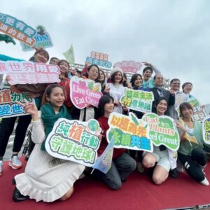 Lien Yu-han Instagram - 第一次參加 @vegan_action_network 活動
透過飲食
也可以減少碳排放量
關於更永續環保的生活
在日常中就可以實現
只需要在日常做出一點點小改變
例如一週找一天吃蔬食
或是每天有一餐選擇純蔬食
養成習慣後
就能往越來越往你所在意的地方去實踐和盡一份心力
讓我們一起守護地球
守護動物植物
就從我們日常的飲食開始吧❤️
也歡迎大家分享好吃的蔬食料理給我
讓日常有更多更溫柔的選擇

活動/ @vegan_action_network  @21dayveganfun @nomeatfestival
